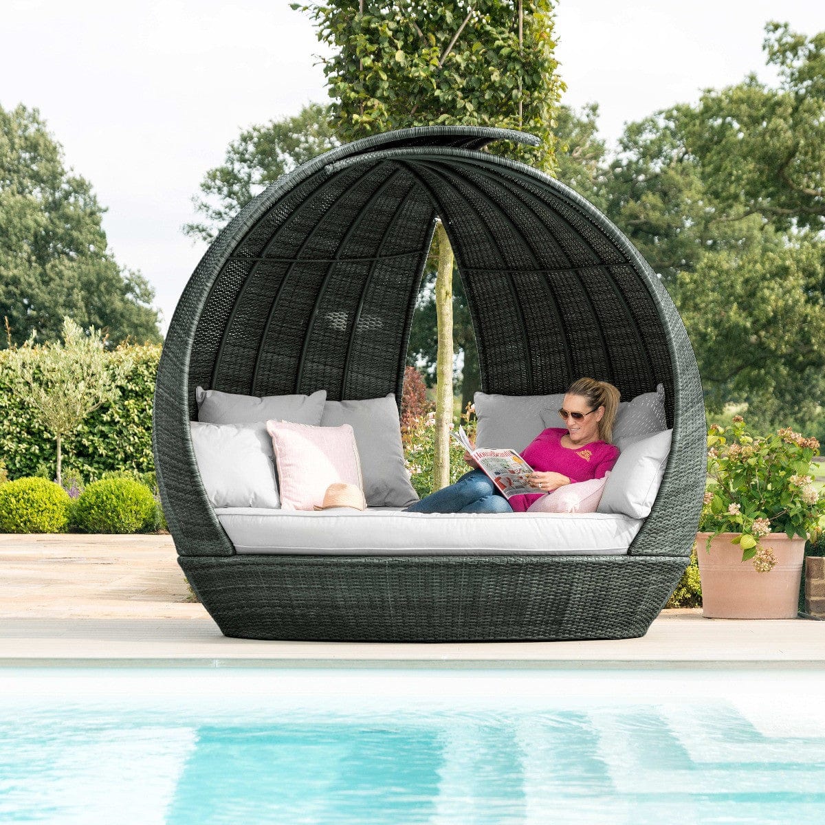 Maze Outdoors Lotus Daybed / Grey House of Isabella UK